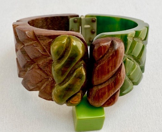 BB353 wood/green hinged bakelite bracelet